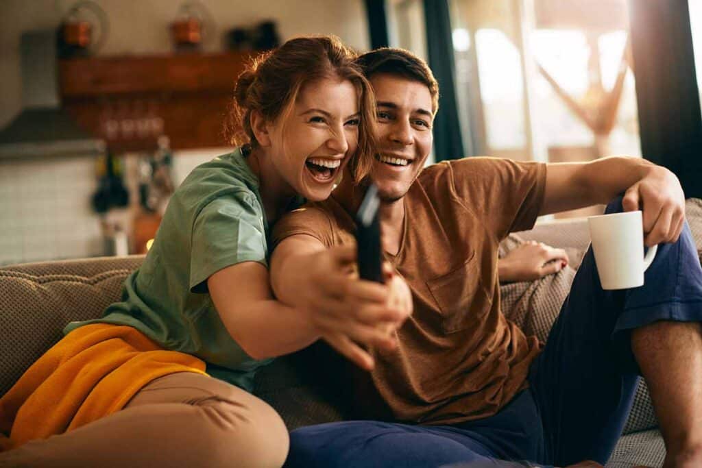 Casal assistindo Tv na Império TV - teste IPTV Grátis